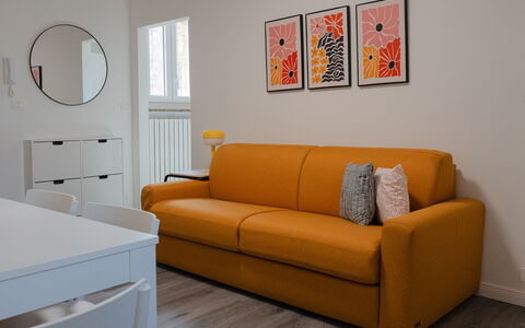 Aselli Home: Møbel, Couch, Indretning, Gulvbelægning, Træ, Etage, Stue, Lejlighed, Værelse