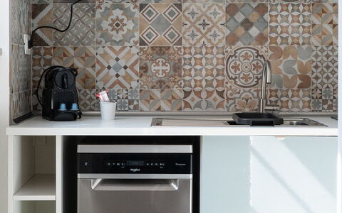 Aselli Home: Køkken, Køkken Apparat, Større Bandage, Countertop, Indretning, Gulvbelægning, Cabinetry, Husholdningsapparat, Komfur, Etage