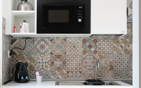 Aselli Home: Køkken, Gulvbelægning, Større Bandage, Køkken Apparat, Flise, Countertop, Cabinetry, Husholdningsapparat, Lille Apparat, Komfur