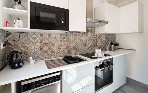 Aselli Home: Køkken, Countertop, Større Bandage, Gulvbelægning, Indretning, Køkken Apparat, Etage, Cabinetry, Værelse, Flise