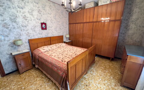 Casa Francy - Arma Di Taggia: Møbel, Gulvbelægning, Soveværelse, Træ, Etage, Seng, Indretning, Cabinetry, Sengetøj, Skuffe