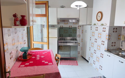 Casa Francy - Arma Di Taggia: Større Bandage, Gulvbelægning, Køkken, Møbel, Køkken Apparat, Træ, Indretning, Etage, Cabinetry, Værelse