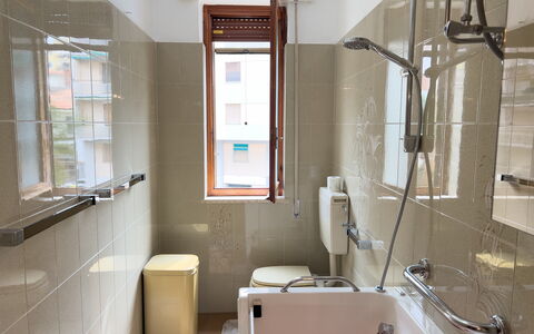 Casa Francy - Arma Di Taggia: Badeværelse, Sanitærarmatur, Gulvbelægning, Indretning, Etage, Tap, Vvs, Toilet, Håndvask, Flise
