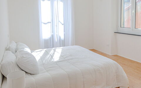 Newly Renovated Ocean View Flat: Etage, Trægulve, Gulvbelægning, Træ, Indretning, Soveværelse, Møbel, Laminat Gulv, Værelse, Seng