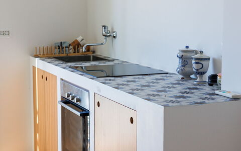 Newly Renovated Ocean View Flat: Køkken, Træ, Køkken Apparat, Gulvbelægning, Countertop, Større Bandage, Etage, Indretning, Komfur, Møbel
