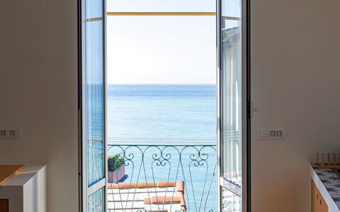 Newly Renovated Ocean View Flat: Træ, Gulvbelægning, Etage, Dør, Home Dør, Hav, Trægulve, Ocean, Altan, Hårdttræ