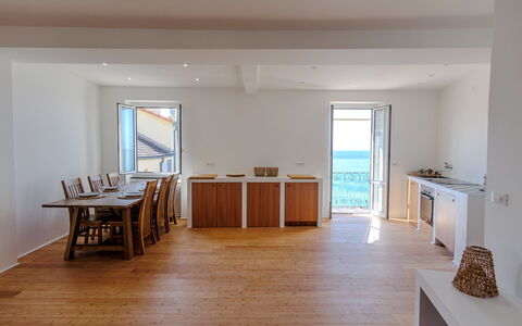 Newly Renovated Ocean View Flat: Gulvbelægning, Træ, Etage, Møbel, Trægulve, Hårdttræ, Stol, Bejdse, Hav, Køkken & Spisebord