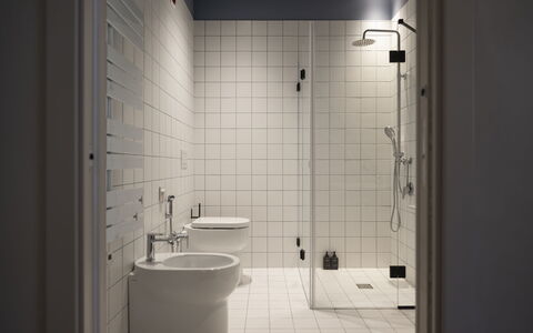 Deb&spa: Badeværelse, Væg, Sanitærarmatur, Gulvbelægning, Indretning, Etage, Vvs, Håndvask, Toilet, Badeværelsesvask