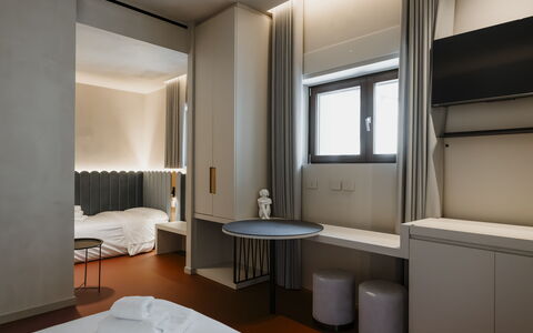 Deb&spa: Indretning, Loft, Soveværelse, Seng, Bed Frame, Sengetøj, Hotel, Lysarmatur, Gardin, Sengetøj
