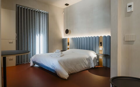 Deb&spa: Indretning, Soveværelse, Seng, Bed Frame, Lysarmatur, Sengetøj, Sengetøj, Lampe, Gardin, Sengetøj