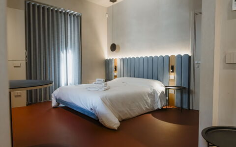 Deb&spa: Indretning, Soveværelse, Seng, Loft, Sengetøj, Sengetøj, Lysarmatur, Bed Frame, Lampe, Gardin