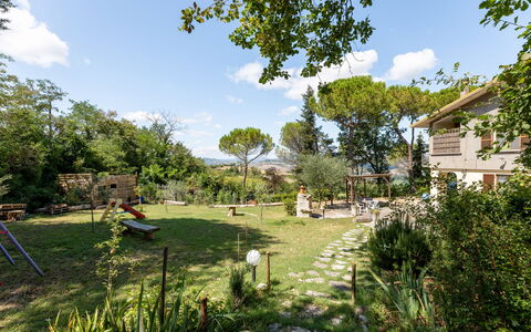 La Pineta Holiday Homes: Træ, Busk, Have, Landdistrikt, Backyard, Forår, Lawn, Landscaping, Gård