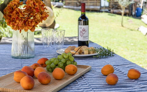 La Pineta Holiday Homes: Mad, Frugt, Bordservice, Fremstille, Ingrediens, Flaske, Bord, Drinkware, Naturlige Fødevarer