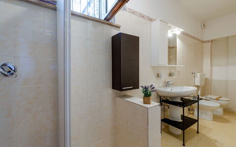 La Pineta Holiday Homes: Badeværelse, Badeværelsesvask, Sanitærarmatur, Gulvbelægning, Væg, Håndvask, Indretning, Etage, Tap, Toilet