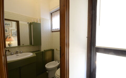 Casa Silvia: Badeværelsesvask, Væg, Sanitærarmatur, Håndvask, Badeværelse, Gulvbelægning, Etage, Toiletbræt, Indretning, Tap