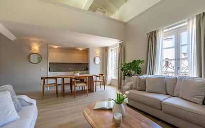 Deservi Elegant Apt. Botticelli: Møbel, Indretning, Gulvbelægning, Træ, Loft, Etage, Couch, Bord, Værelse, Stue