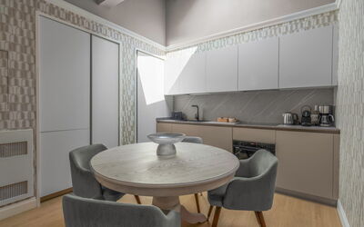 Deservi Elegant Apt. Petrarca: Møbel, Indretning, Gulvbelægning, Træ, Etage, Køkken, Countertop, Belysning, Cabinetry, Værelse