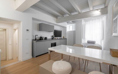 Deservi Elegant Apt. Brunelleschi: Møbel, Indretning, Gulvbelægning, Loft, Træ, Etage, Værelse, Hjem, Belysning, Køkken