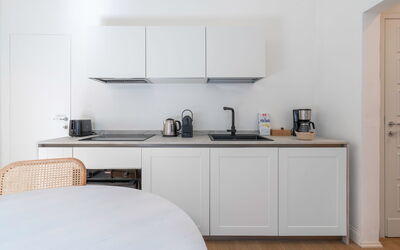 Deservi Elegant Apt. Leonardo: Møbel, Indretning, Køkken, Countertop, Cabinetry, Køkken Apparat, Træ, Gulvbelægning, Værelse, Etage