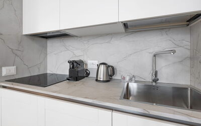 Deservi Elegant Apt. Donatello: Countertop, Køkken, Gulvbelægning, Indretning, Køkken Apparat, Etage, Cabinetry, Tap, Håndvask, Husholdningsapparat