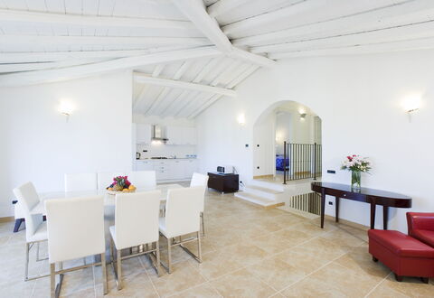 Villa Leccio 2: Indretning, Gulvbelægning, Loft, Møbel, Etage, Lejlighed, Værelse, Couch, Stol