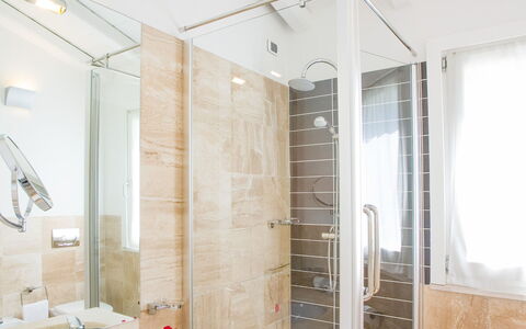 Villa Fico D'india 1: Badeværelse, Sanitærarmatur, Gulvbelægning, Etage, Indretning, Håndvask, Vvs, Bruser, Tap, Badeværelsesvask