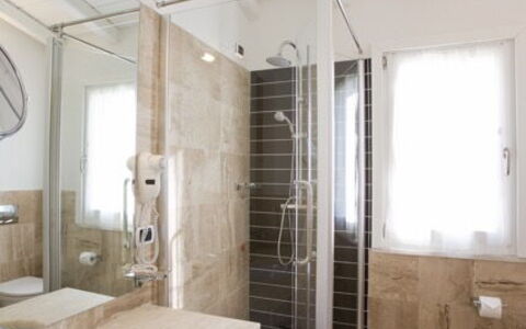 Villa Fico D'india 2: Badeværelse, Gulvbelægning, Sanitærarmatur, Etage, Indretning, Håndvask, Badeværelsesvask, Loft, Toilet, Vvs