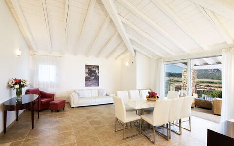 Villa Fico D'india 2: Møbel, Indretning, Loft, Gulvbelægning, Etage, Bord, Stol, Hjem, Værelse, Couch