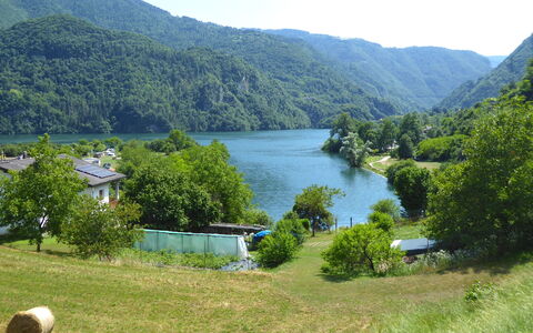 Baita Costa Di Gial: Vandressourcer, Vand, Bjergrige Landskabsformer, Krop Af Vand, Grøn, Træ, Natur, Naturligt Miljø, Bjerg, Naturlige Landskab