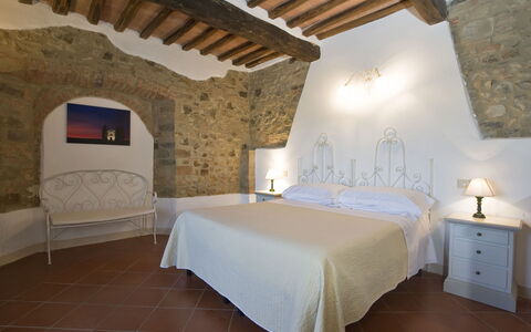 Montalcino 17: Væg, Møbel, Indretning, Loft, Gulvbelægning, Etage, Soveværelse, Værelse, Seng, Sengetøj
