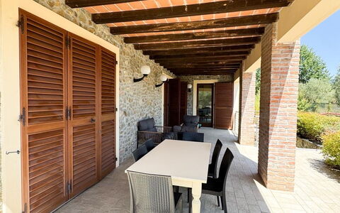 Villa Diamante: Træ, Gulvbelægning, Etage, Møbel, Skygge, Dør, Veranda, Køkken & Spisebord, Udendørs Møbler, Stol