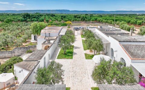 Masseria Lamagrotte: Landskab, Arkitektur, Land Lot, Estate, Hacienda, Have, Landscaping, Gårdsplads, Gård, Caravanserai