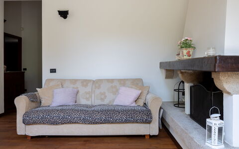 Casa Olivia With Garden And Wifi: Møbel, Indretning, Væg, Gulvbelægning, Couch, Træ, Etage, Værelse, Stue, Belysning