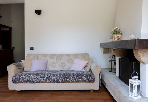 Casa Olivia With Garden And Wifi: Møbel, Indretning, Væg, Gulvbelægning, Couch, Træ, Etage, Værelse, Stue, Belysning