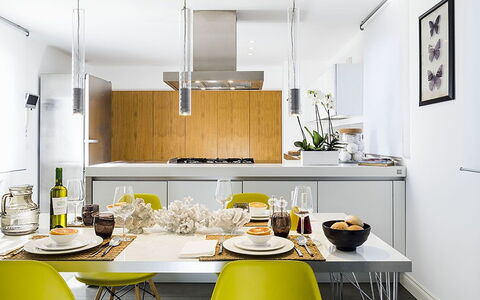 Penthouse: Møbel, Køkken, Indretning, Countertop, Gulvbelægning, Køkken Apparat, Gul, Køkken & Spisebord, Lysarmatur, Stol