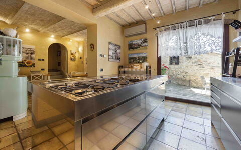 Villa Belchianti: Køkken, Indretning, Gulvbelægning, Countertop, Loft, Møbel, Belysning, Etage, Værelse, Køkken Apparat