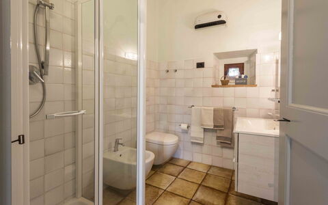 Villa Belchianti: Gulvbelægning, Etage, Badeværelse, Sanitærarmatur, Indretning, Toilet, Toiletbræt, Vvs, Loft, Værelse