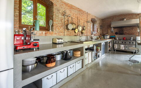 Villa Poggio Zucchino, Pool, Wellness, Piacenza: Køkken, Møbel, Indretning, Køkken Apparat, Countertop, Gulvbelægning, Lysarmatur, Loft, Belysning, Cabinetry