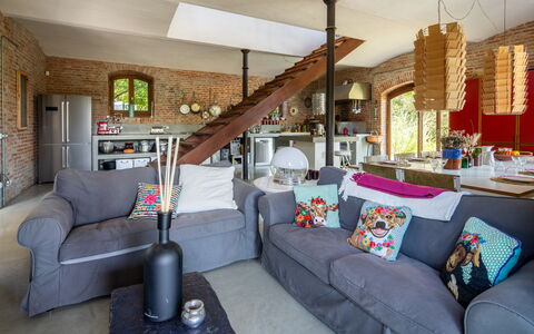 Villa Poggio Zucchino, Pool, Wellness, Piacenza: Møbel, Indretning, Couch, Træ, Gulvbelægning, Stue, Bord, Stol, Etage, Loft