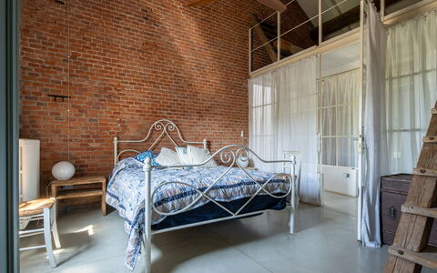 Villa Poggio Zucchino, Pool, Wellness, Piacenza: Møbel, Soveværelse, Indretning, Seng, Bed Frame, Etage, Belysning, Gulvbelægning, Sengetøj, Sengetøj