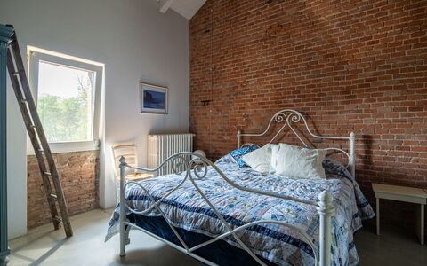 Villa Poggio Zucchino, Pool, Wellness, Piacenza: Væg, Soveværelse, Møbel, Mursten, Seng, Indretning, Sengetøj, Sengetøj, Bed Frame, Murværk