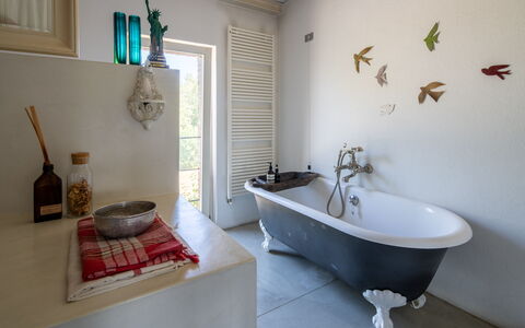 Villa Poggio Zucchino, Pool, Wellness, Piacenza: Indretning, Sanitærarmatur, Belysning, Gulvbelægning, Møbel, Badekar, Etage, Hjem, Badeværelse, Værelse