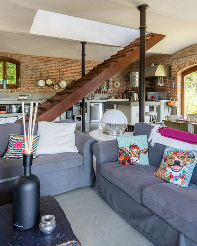 Villa Poggio Zucchino, Pool, Wellness, Piacenza: Møbel, Indretning, Couch, Træ, Gulvbelægning, Stue, Bord, Stol, Etage, Loft