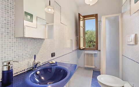 Villa Costa al Bagno: Gulvbelægning, Sanitærarmatur, Indretning, Etage, Tap, Badeværelsesvask, Håndvask, Vvs, Badeværelse, Hjem