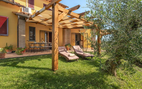 Villa Costa al Bagno: Træ, Hjem, Veranda, Møbel, Backyard, Skygge, Eco Hotel, Have, Udendørs Møbler, Sommerhus