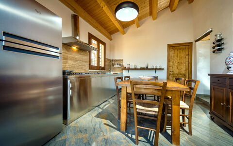 Villa La Musa: Indretning, Møbel, Gulvbelægning, Træ, Loft, Hjem, Etage, Countertop, Køkken, Værelse