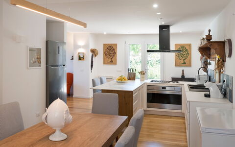Casaita: Møbel, Indretning, Countertop, Gulvbelægning, Cabinetry, Træ, Etage, Køkken, Loft, Lysarmatur