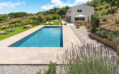 Casaita: Have, Svømmepøl, Landscaping, Walkway, Estate, Flise, Backyard, Udvej, Villa, Eco Hotel