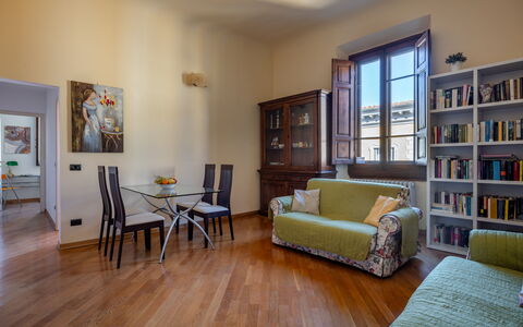 Cuore Di Firenze Apartment: Møbel, Indretning, Gulvbelægning, Væg, Træ, Etage, Værelse, Loft, Stue, Couch