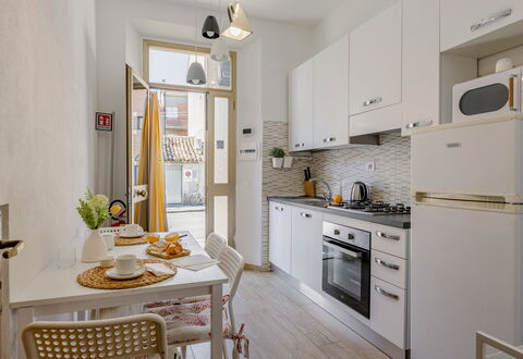 Casa La Conchiglia: Køkken Apparat, Møbel, Køkken, Indretning, Større Bandage, Countertop, Gulvbelægning, Træ, Husholdningsapparat, Cabinetry